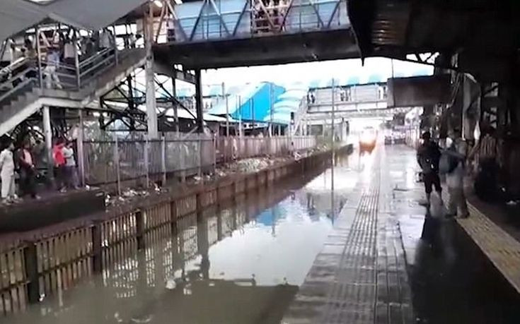 Τρένο μπήκε με μεγάλη ταχύτητα σε σταθμό και έκανε τους επιβάτες «παπιά» (βίντεο)